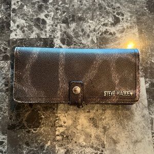 Steve Madden wallet black print